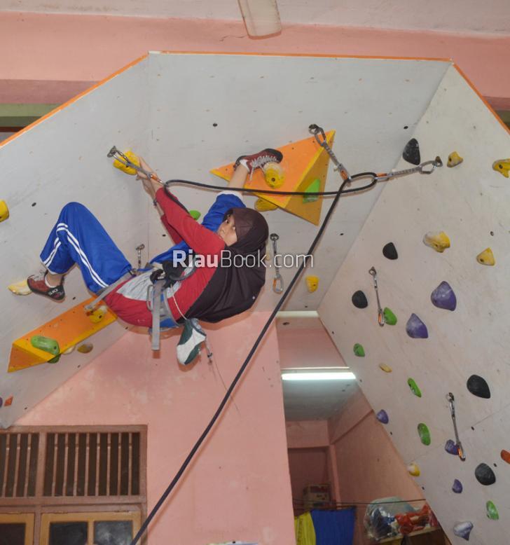 Meskipun Berlatih Didalam Ruko, Lima Atlet Panjat Tebing Dumai Siap Ikuti Kejurda Riau