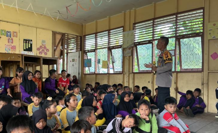 Bhabinkamtibmas Polsek Teluk Meranti Bersama Mahasiswa KKN UNRI Edukasi Bahaya Bullying di SDN 015 Teluk Punak