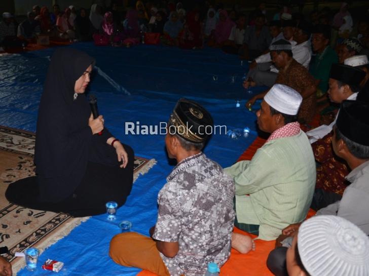 Malam-malam Legislator Riau Eva Yuliana Naik Rakit Seberangi Sungai Kampar yang Deras