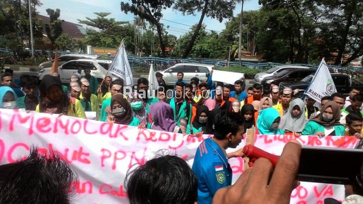 Pimpinan Dewan Tanda Tangan Pokok Pikiran Mahasiswa dalam Aksi Bela Rakyat 121