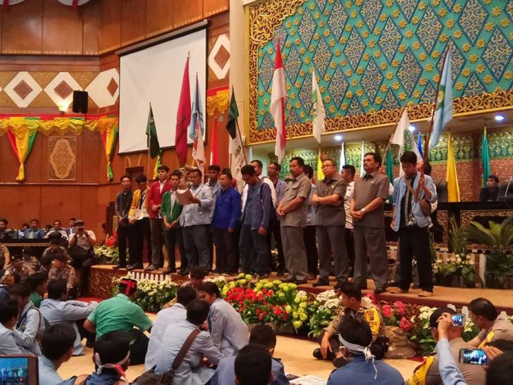 Ruang Paripurna DPRD Riau Diduduki Mahasiswa