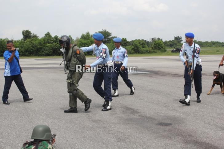 F-16 TNI Paksa Turun Pesawat Tak Dikenal Lintasi Langit Riau, Ini Foto-fotonya