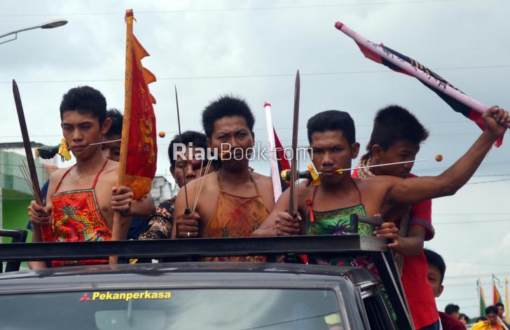 Mulut Ditancap Besi, Belasan Pria Diarak Keliling Dumai