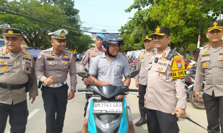 Hari Ke4 Operasi Keselamatan LK 2025, Kapolres Indragiri Hilir AKBP Farouk Bagikan Helm Gratis kepada Masyarakat