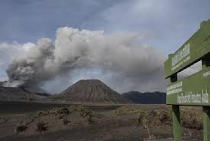 Bromo Meletus, Abu Vulkanis Setinggi 1.200 Meter Menyembur ke Angkasa