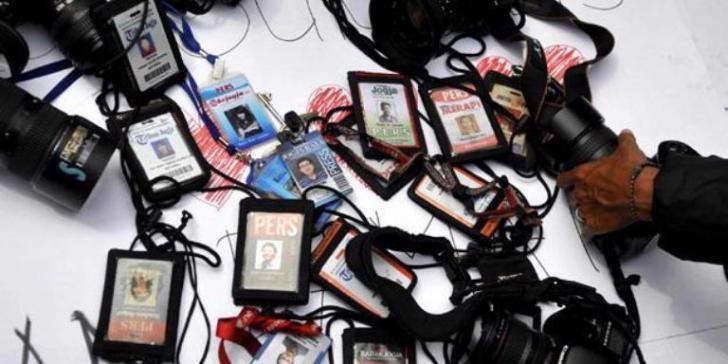 Parodi Media, Pers Pisau Bermata Dua