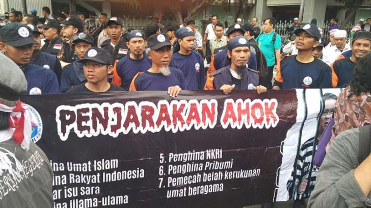 Puluhan Massa dari Berbagai Ormas Kawal Sidang Ahok