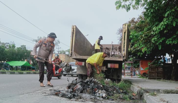 Kapolsek Binawidya Pimpin Goro Massal Antisipasi Banjir Musim Hujan, Alat Berat Dikerahkan