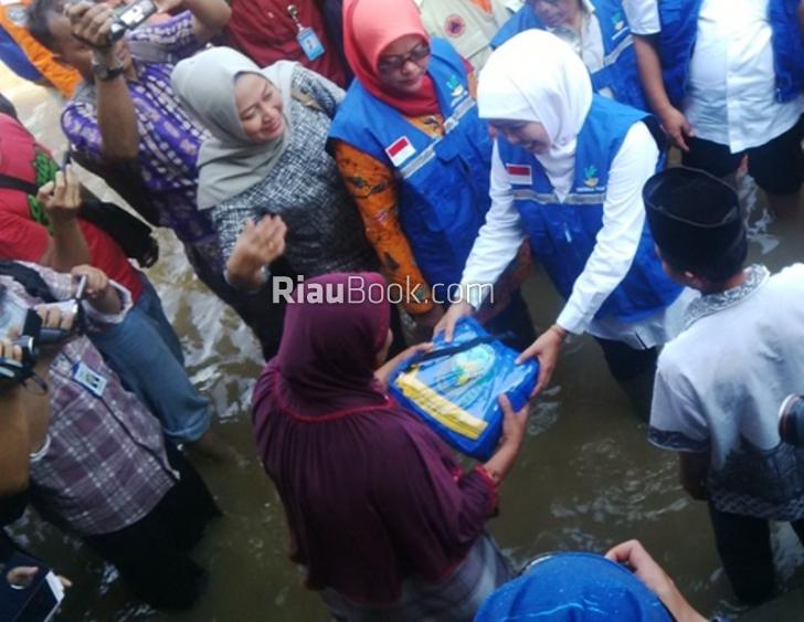 Jauh Dari Jakarta, Mensos Berendam Bagikan Sembako, Selimut dan Jaket Korban Banjir Kampar