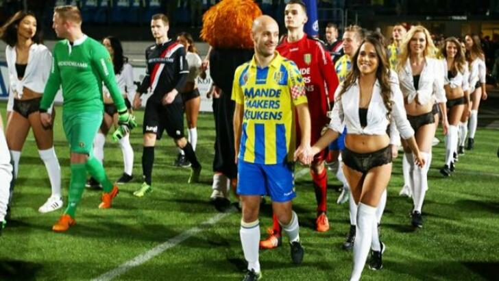 Rayakan Valentin, Klub Eropa Ini Gandeng Cewek-cewek Berbikini di Lapangan