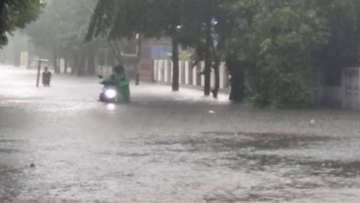 Pekanbaru Pagi Berkabut, Siang Hujan dan Banjir