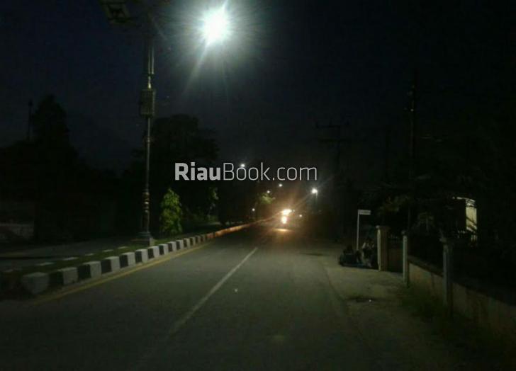 Baterai Lampu Jalan Digondol Maling, Desa Tualang, Siak pun jadi Gelap Gulita