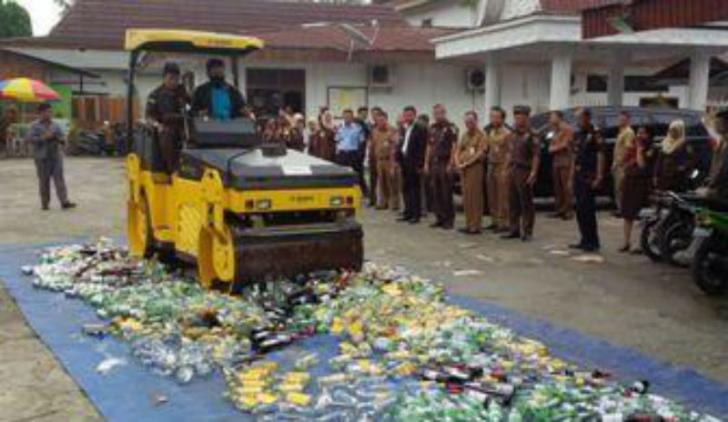 Ratusan Slop Rokok Tanpa Cukai di Pekanbaru Dibakar