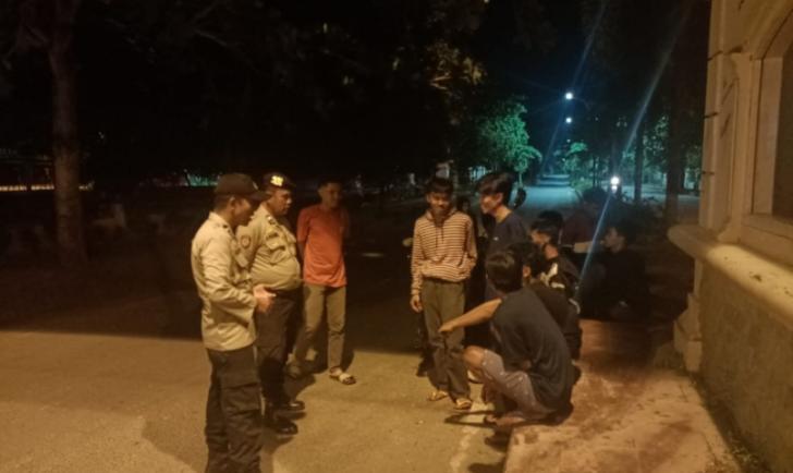 Polisi Sosialisasi Kamtibmas di Area Perkantoran Bhakti Praja, Pangkalan Kerinci