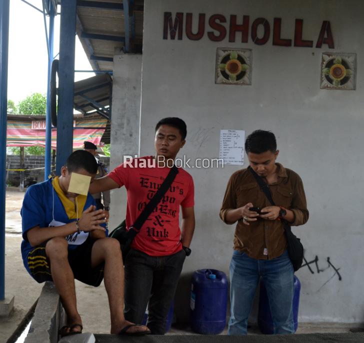 Rahmad Meneteskan Air Mata Disaat Kepalanya Diusap Oleh Pemilik Bengkel Uluna