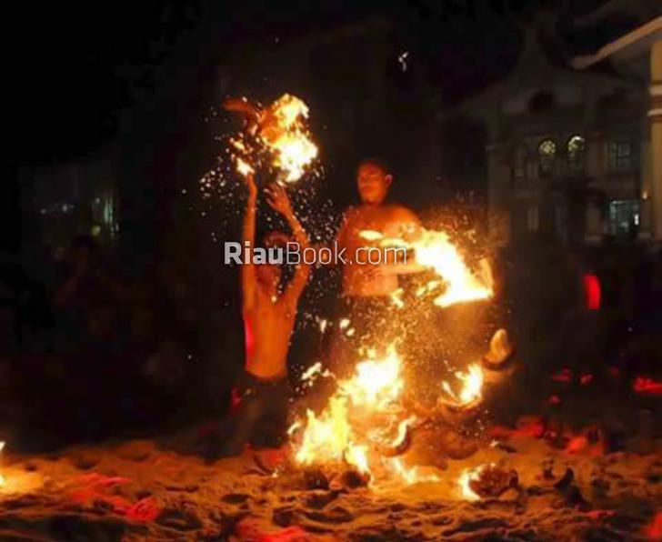 Tarian Zapin Api Pukau Ratusan Pengunjung Riau Performance 2016