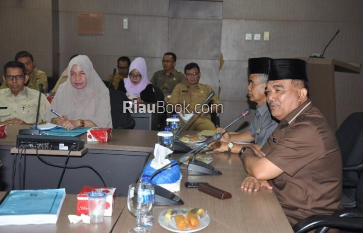 APBD Kampar Hilang Rp700 Miliar, Jefry Noer Pakai Jurus Kain Sarung