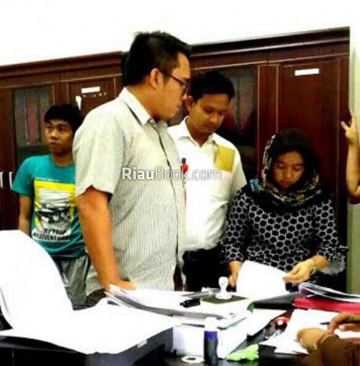 Penyidik Polres Kampar Serahkan Berkas dan Tersangka Penggelapan Mobil ke JPU