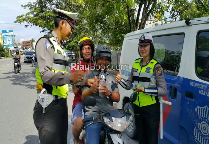 Ops Zebra Siak 2016, yang Tertib Dikasih Air Mineral