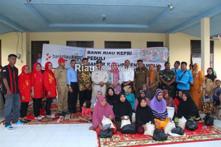 Di Tengah Hujan, Jefry Noer Bersama Bank Riau-Kepri Salurkan Bantuan Korban Banjir