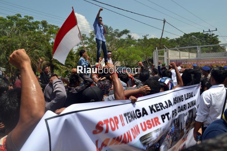 Pendemo Minta Ratusan Narapidana Asal Cina Yang Bekerja di PT PBS Hengkang Dari Dumai