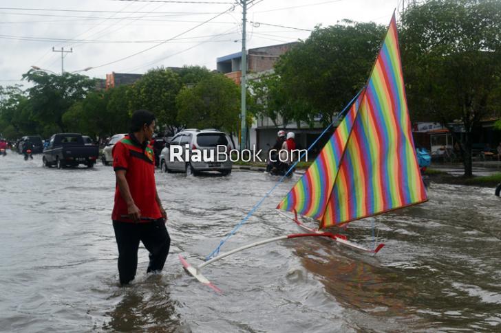 Masyarakat Dumai Kaget Melihat Dua Kapal Layar Melintas Jalan Sultan Syarif Kasim Dumai