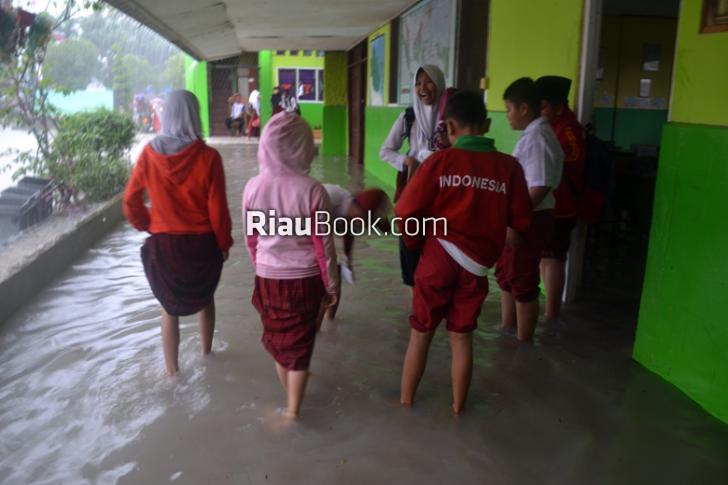 UN Terakhir Tingkat SD Terganggu Akibat Sejumlah Kelas Terendam Banjir di Dumai