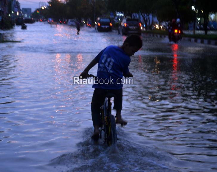 Akibat Banjir di Dumai, Ada Yang Tidur Dihotel dan Juga Bersusun Paku di Kamar Kontrakan