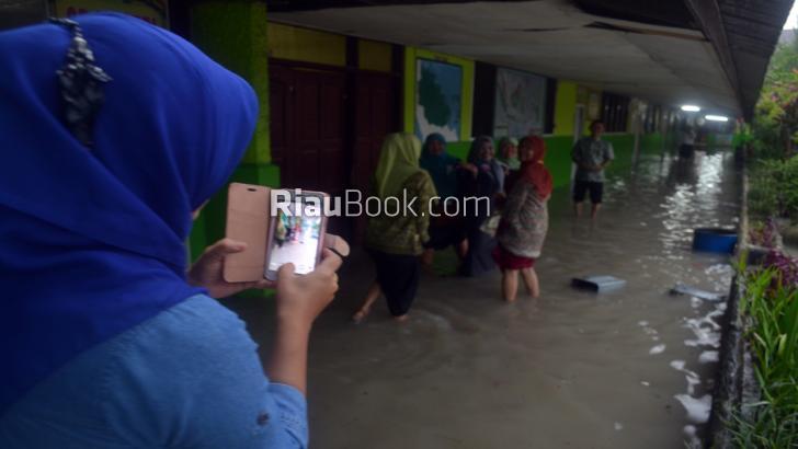 Peserta Ujian Nasional SDN 013 Dumai di Evakuasi Akibat Banjir