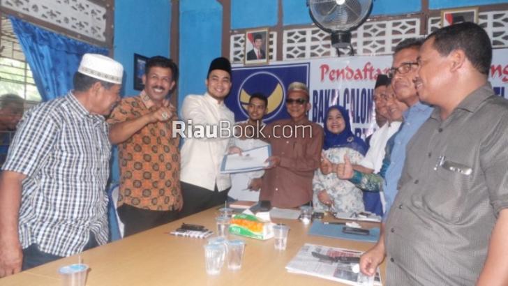 Ibu-ibu Kampar Ramai-ramai Dukung Amir Lutfi, NasDem: Nasibnya Menunggu Survei