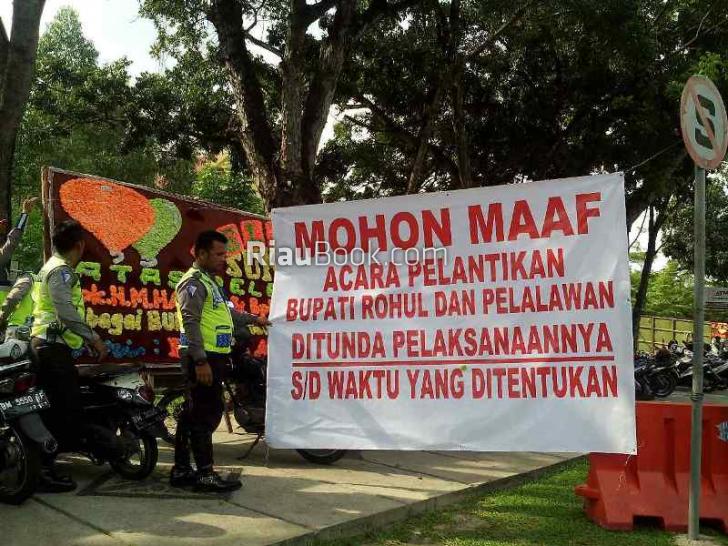 Mohon Maaf Acara Pelantikan Bupati Rohul Ditunda, Polisi Jaga Ketat Gedung DPRD Riau