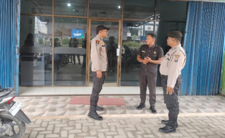 Polsek Pangkalan Kerinci dan Satpam Bersama Ciptakan Keamanan Menjelang Pemungutan Suara