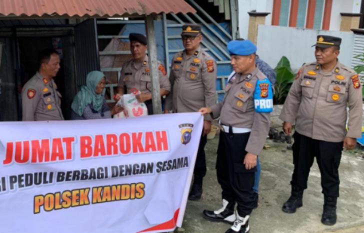 Jumat Berkah, Polsek Kandis Salurkan Bantuan Sosial Kepada Masyarakat