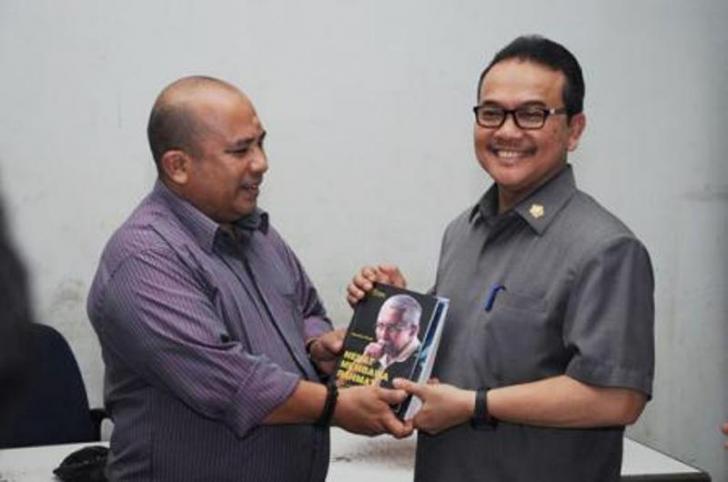 Orang Riau Baru Rusli Zainal yang Dapat Pena Emas