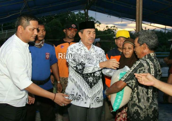 Kunjungi Lokasi Pengungsian Banjir di Buantan Besar, Syamsuar : Jaga Kesehatan Anak-anak