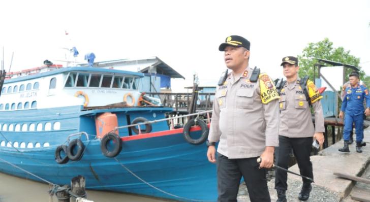 Kapolres Meranti Bersama KPU Tinjau Kapal Pengangkut Logistik Pilkada 2024