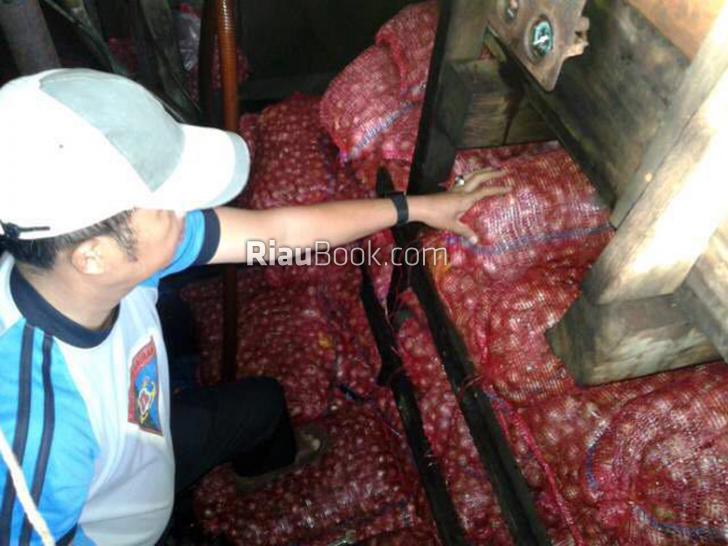 Setelah Bea Cukai, Satpol Air Polres Dumai Gagalkan Penyeludupan Bawang Merah