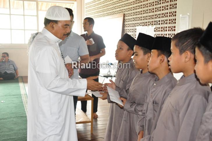 Tidak Mampu Sekolahkan Anak? Jika Warga Kampar jangan Khawatir Dicarikan Bapak Angkat