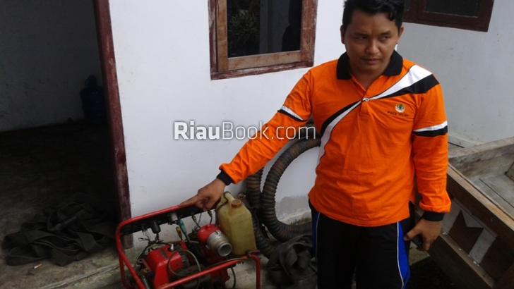 Kisah Heroik MPA Sepahat, Padamkan Kebakaran Lahan dengan Selang Bocor