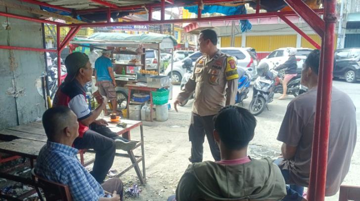 Polsek Senapelan Sambangi Pedagang Pasar Sago