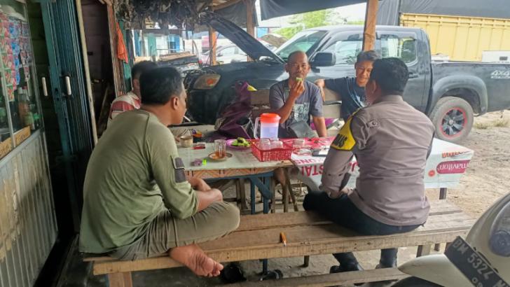 Bhabinkamtibmas Polsek Binawidya Sambangi Warga di Warung Kopi, Sampaikan Pesan Keamanan