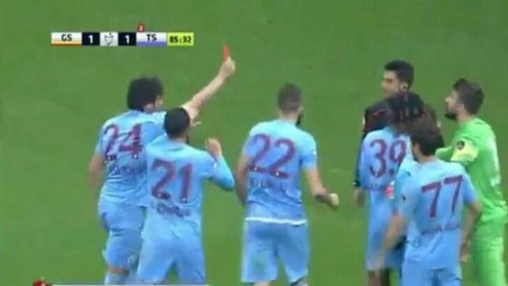 Kesal, Pemain Sepakbola di Turki Beri Wasit Kartu Merah