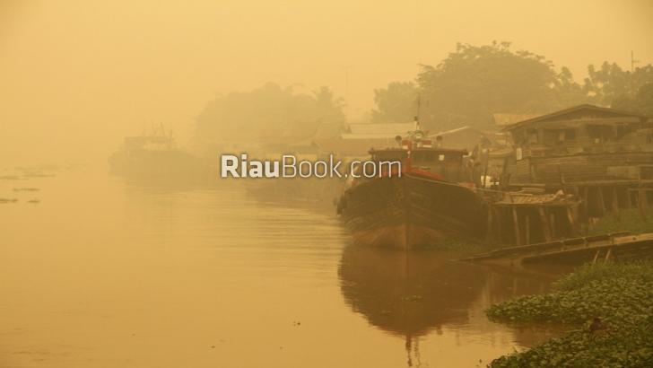 Sungai Siak Tercemar Limbah, Kini Juga Tercemar Asap, Ini Foto-foto Tragisnya