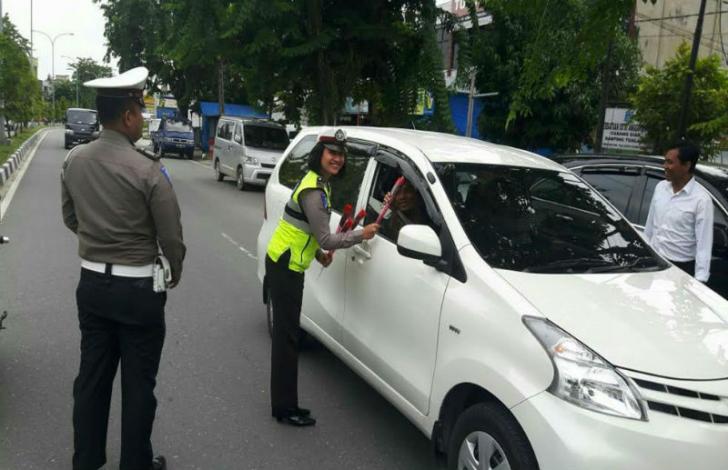 Mau Bunga dari Polwan Cantik di Siak? Lengkapi Surat Berkendara