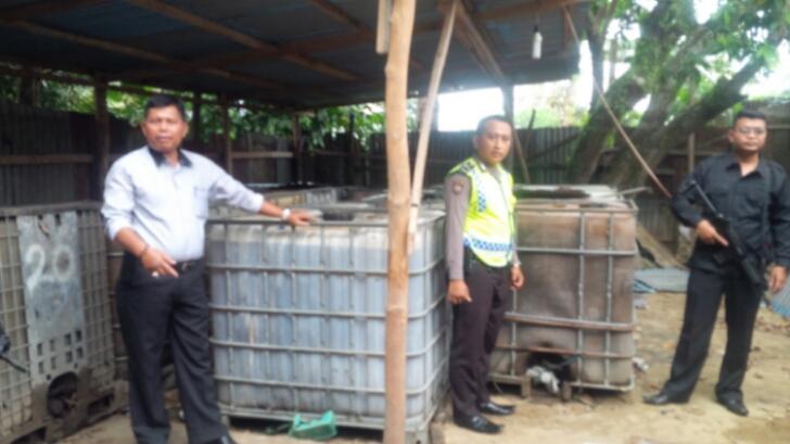 Polda Riau Grebek Rumah Pembuat BBM Oplosan