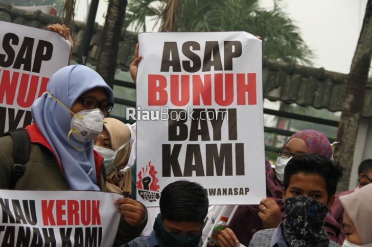 Asap Kian Pekat di Rohul Warnanya Kuning, Achmad Tak Mampu Berbuat Apa-apa