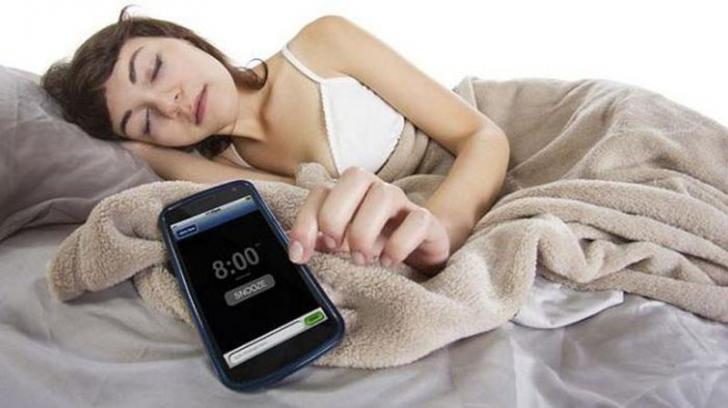 Tahukan Anda, Menempatkan Smartphone di Tempat Tidur itu Berbahaya