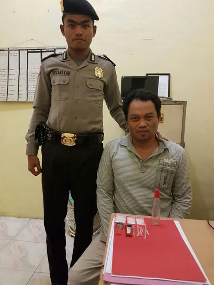 Sedang Nyantai di Depan Rumah Laki-laki ini Ditangkap Polisi, Begini Penyebabnya