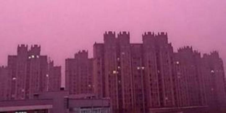 Kabut Asap Kian Buruk, Langit di Kota Beijing Berubah Pink