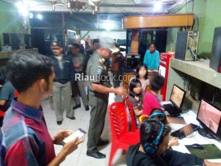 Satpol PP Ancam Tutup Warnet yang Lebihi Waktu Operasional